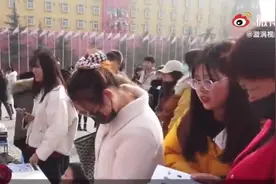 痛出表情包！高校男生排队体验姨妈痛：感觉很不美好视频封面