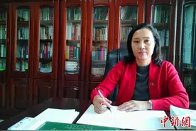 蒙古族女干部塔娜用赤诚之心帮贫困户叩开“幸福门”图片
