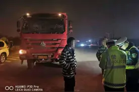 郑州交警夜间再出重拳查处闯禁行、限行大货车图片