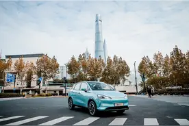 又一款纯电车起售价不到6万元，哪吒V能否成“代步神器”？图片