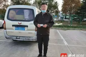 这名“新手”司机栽了！考完科目二就拉着一车工友上高速图片