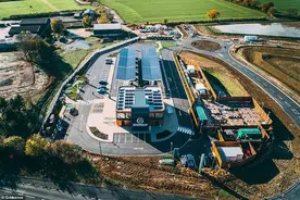 英国首个电动汽车充电站开业 司机可骑自行车为车辆充电图片