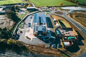 英国首个电动汽车充电站开业 司机可骑自行车为车辆充电图片