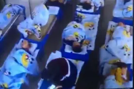 佛山幼儿园老师坐在女童身上玩手机：已被警方拘留图片