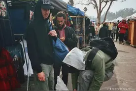 除了做旧球鞋，「中古 Carhartt 工装裤」为何也被认为是「2020最佳单品」？图片