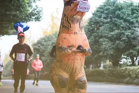 2米高“霸王龙跑友”刷屏马拉松，原来是一个92年的妹子图片