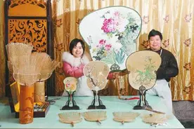 制作一把潮扇“扇王”非遗传承人全家齐上阵图片