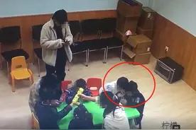 杭州三岁娃培训机构上体验课，家长调监控看到这一幕有点气：误食泡泡水，为何老师不告知图片