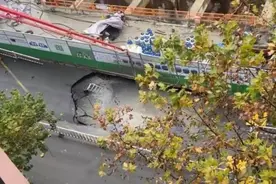 南京地铁7号线福建路站地面局部坍塌！已进行混凝土回填图片