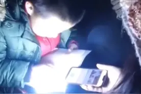 30秒｜直击成都郫都区凌晨核酸检测现场 有学生在寒风中读书视频封面