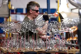 制作圣诞树装饰球图片