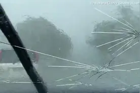 澳大利亚一名女司机拍下冰雹砸碎汽车挡风玻璃的画面图片
