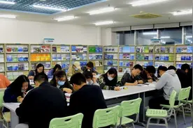 武汉一高校阅览室从空空如也到天天爆满图片