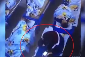 佛山通报：幼儿园老师坐在女童身上玩手机，被解聘行拘视频封面