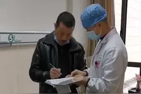 男子不顾反对与瘫痪女友结婚，照顾28年后，她终于能站起来了图片