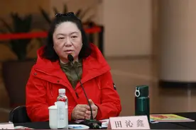 今天，这位女导演成为中国国家话剧院院长，她与无数明星合作过图片