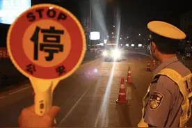 弟弟酒驾，姐姐顶包跪地求饶：他是独苗，要罚罚我图片