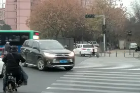 郑州这个路口的信号灯，为何总“罢工”？图片