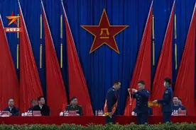 战机撞鸟避开居民区飞行员获一等功，网友：希望英雄以后平平安安图片