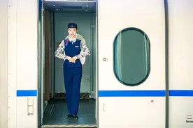郑太高铁乘务员小姐姐为何个个青春靓丽、落落大方、服务周到？图片