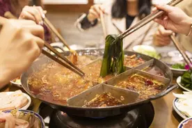 一顿火锅≈10碗米饭！医生悄悄告诉你，这样吃火锅不长肉图片