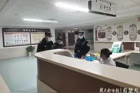 醉酒女深夜游荡困在居民楼顶，酒醒不知身在何处打110报警图片
