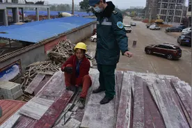 疼！永州一工地女工人脚掌被铁钉刺穿图片