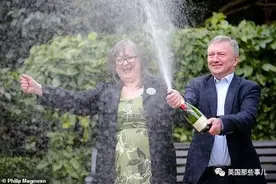 英国夫妻中一亿多彩票，才1年多就把一半多送给了亲友和陌生人…这也太伟大了图片
