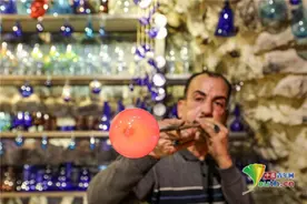 巴勒斯坦工匠手工吹制玻璃 满墙玻璃琳琅满目宛如糖果图片