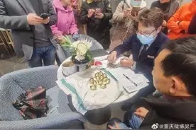 真假？大爷现场掏12锭金元宝买房，现场引多人围观，工作人员全懵了图片