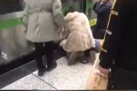 地铁救人只留下背影，最美女孩找到了图片