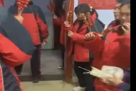 隔壁同学“馋哭了”！学生体检害怕抽血 班主任买70串糖葫芦安慰视频封面