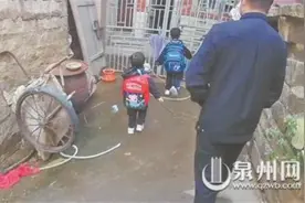 一年级哥哥送幼儿园妹妹上学图片