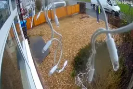 迷惑行为！英国一名快递员对着客户窗玻璃哈气后写留言图片