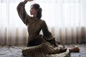 陈数金色褶皱长裙高贵典雅女神范儿十足图片
