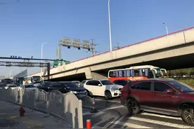 “回形针”方案了解一下？龙东高架科苑路出口拥堵靠它疏通图片