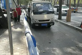 石家庄一小区门口货车占道 交警：近期将安排警力重点整治图片