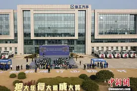 全国首个城市新能源渣土车换电运营示范项目启动图片