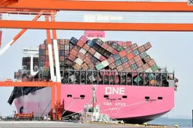 日本货船从中国出发后遇风暴：1800多个集装箱落水 损失3亿元图片