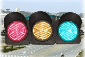 刚过停止线就变红灯，遇到这样的情况怎么办？图片