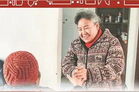 十多年前武汉婆婆帮邻居照料生病丈夫，如今摔伤不能动弹……后续看哭图片