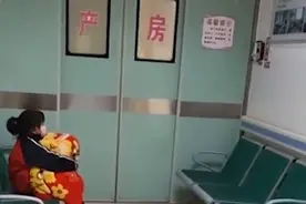 小女孩产房门外抱着被子暖热等妈妈 网友：这是真的贴心小棉袄图片