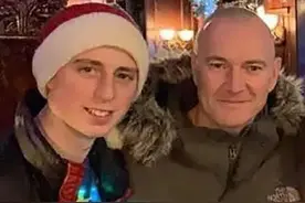 英国硬汉老爹与儿子互抽耳光当游戏，结果被儿子一巴掌抽死了图片