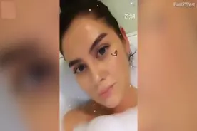 俄罗斯一24岁女子洗澡时边玩手机边充电 遭电击身亡图片