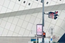 南京智慧路灯机器人上岗图片