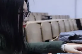 独臂女生保研选择人工智能专业：想造出机械手臂视频封面