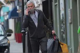 临近圣诞穆帅被拍到上街购物，还同球迷合影留念图片