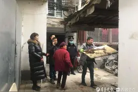 “三小一堆”专项整治，天桥区纬北路街道集中拆除居民违建棚子图片