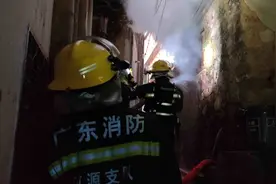 河源老隆镇一老房子着火 龙川消防急速扑灭图片