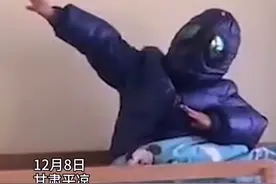 萌！幼儿园两位小朋友中午不睡觉 化身“奥特曼”守护同学图片